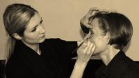 Beim Make-up: Visagistin Sandra Globke im Ratskeller Recklinghausen